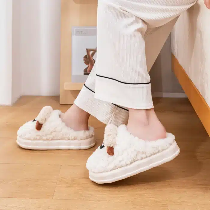 TZLDN femmes hiver chaud dessin animé mouton pantoufles bout fermé antidérapant fourrure maison chaussures femmes intérieur chambre en peluche pantoufles 4