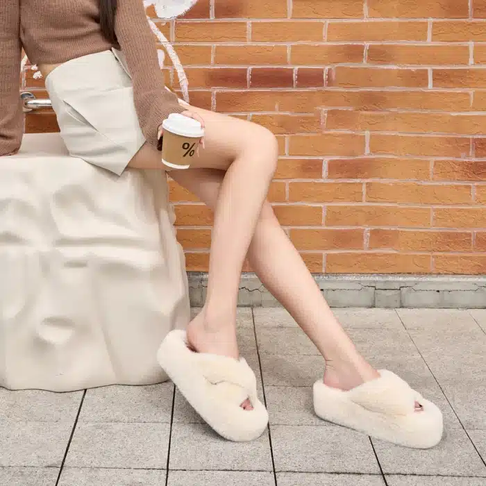 Tong Fourrure Blanche 2