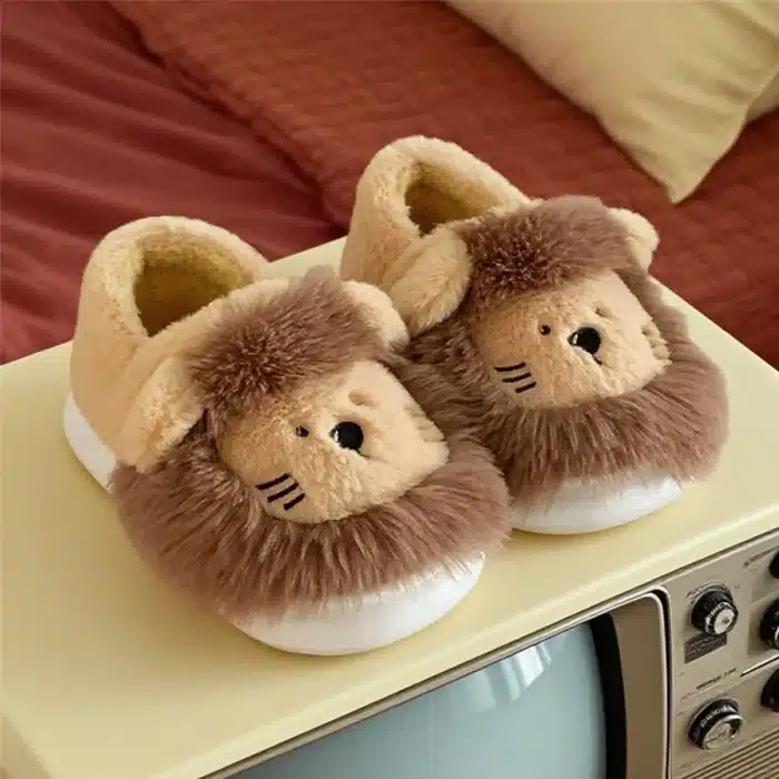 Chaussures de maison en peluche petit Lion mignon de dessin animé pour hommes et femmes, pantoufles d'hiver confortables et chaudes en coton antidérapantes pour Couple 7
