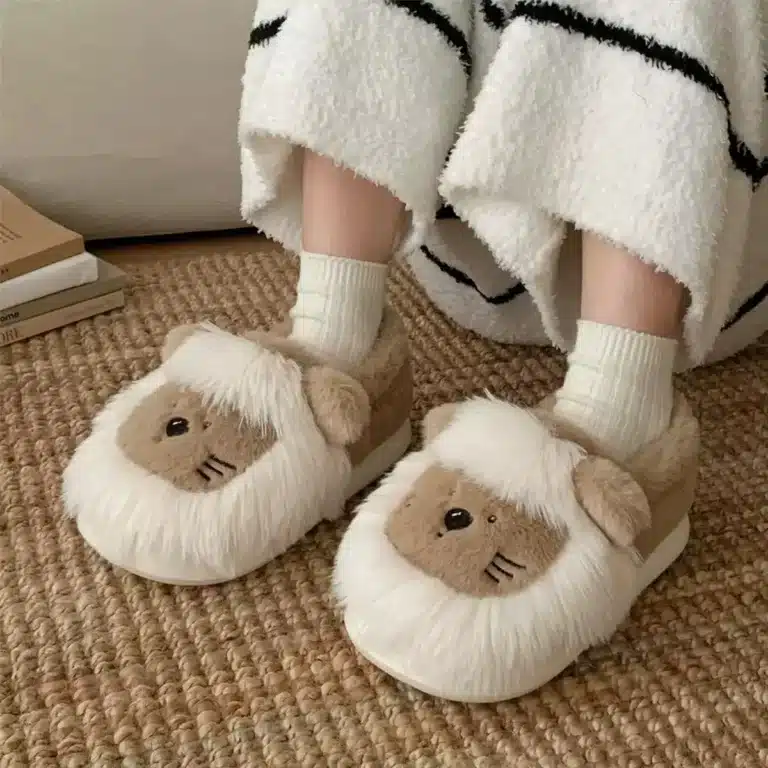 Chaussures de maison en peluche petit Lion mignon de dessin animé pour hommes et femmes, pantoufles d'hiver confortables et chaudes en coton antidérapantes pour Couple 4