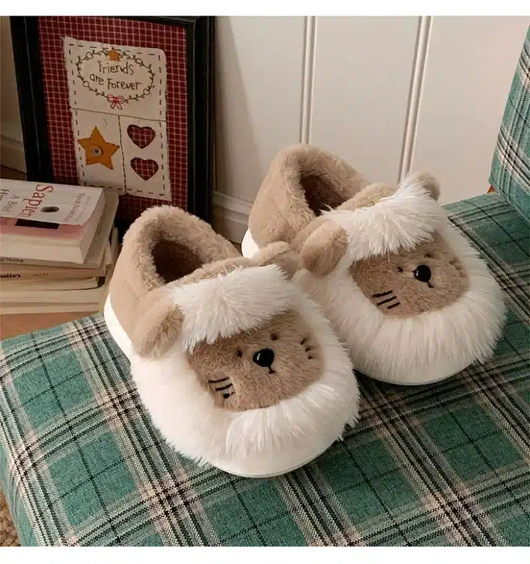Chaussures de maison en peluche petit Lion mignon de dessin animé pour hommes et femmes, pantoufles d'hiver confortables et chaudes en coton antidérapantes pour Couple 20