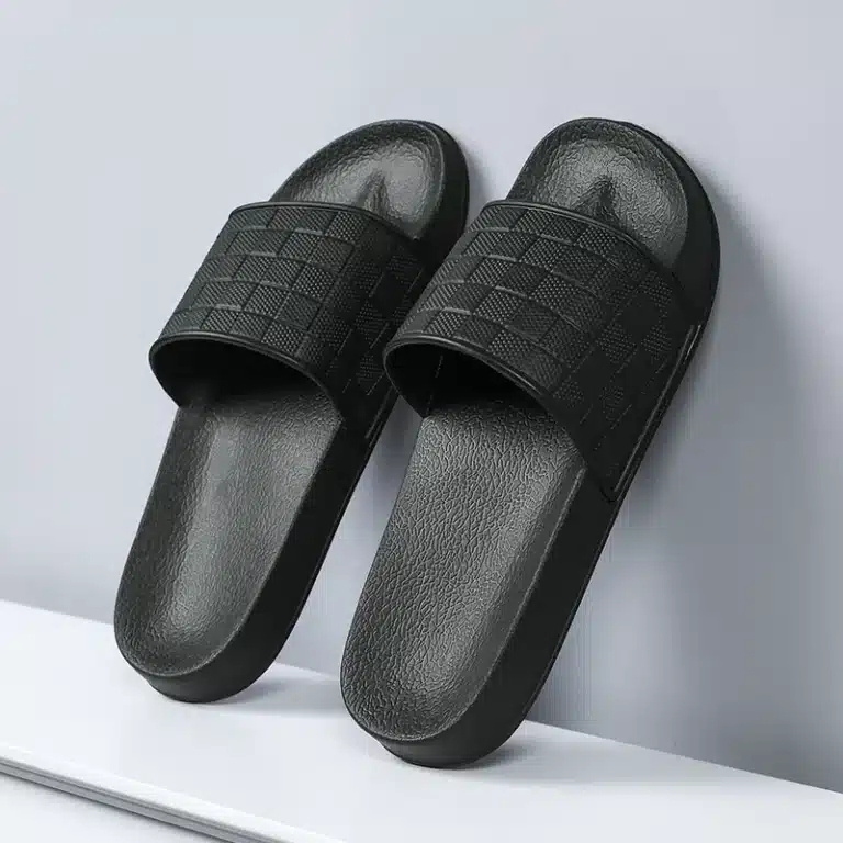 Claquettes À Carreaux Noirs 1