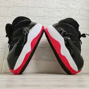 Chausson Noir En Forme de Basket 1