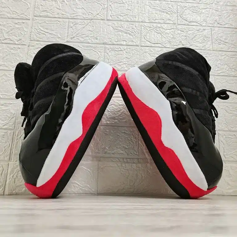 Chausson Noir En Forme de Basket 1