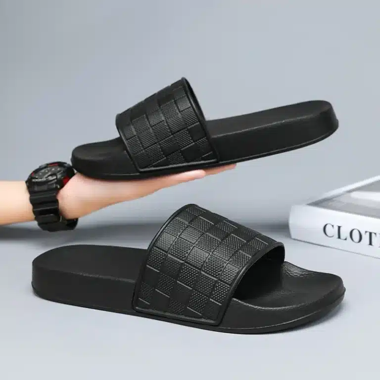 Claquettes À Carreaux Noirs 2