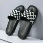 Claquettes À Carreaux Noirs Et Blancs 1