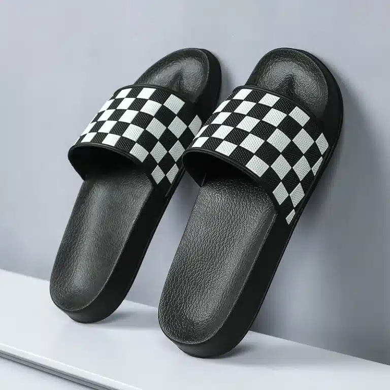 Claquettes À Carreaux Noirs Et Blancs 1