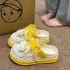 Sabots imprimés Hello Kitty, sandales creuses respirantes à motif de dessin animé mignon, légers et antidérapants, pour le jardin et la plage, pour femmes, usage quotidien 1