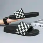Claquettes À Carreaux Noirs Et Blancs 2