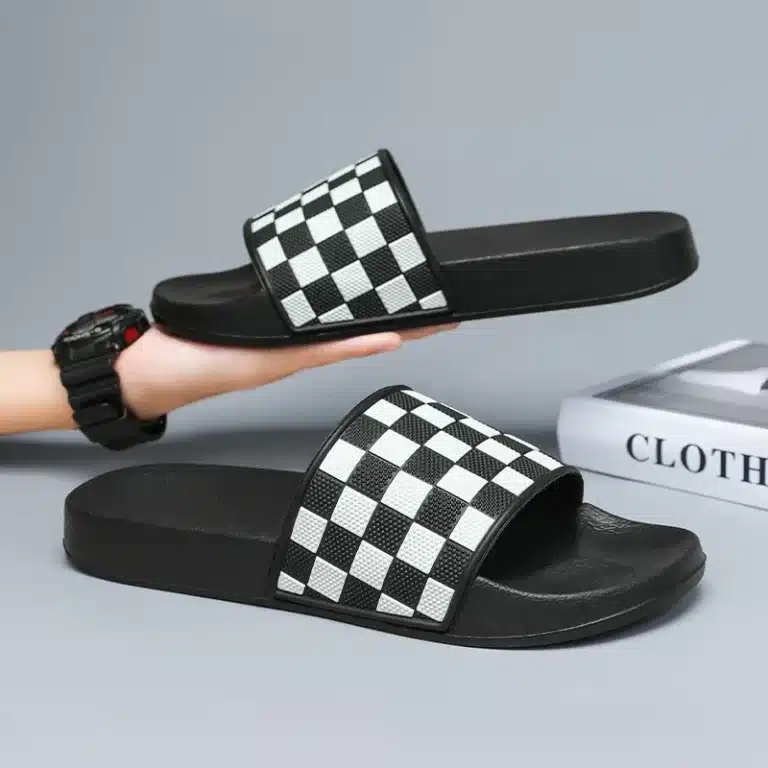 Claquettes À Carreaux Noirs Et Blancs 2
