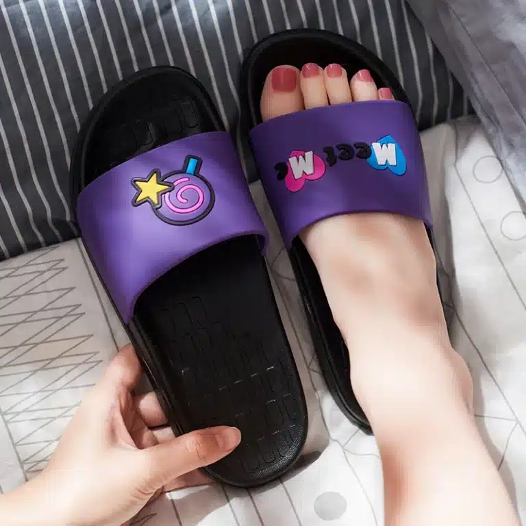 Chaussons d'été pour femmes, sandales d'intérieur rafraîchissantes, pantoufles antidérapantes pour salle de bain, pantoufles tendance à une bride pour couples et étudiants, pour l'extérieur 1