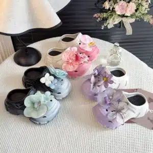 Crocs Bicolores Avec Fleurs Et Papillon 2