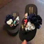 Tongs Noires Antidérapantes Avec Perles Et Fleurs 1