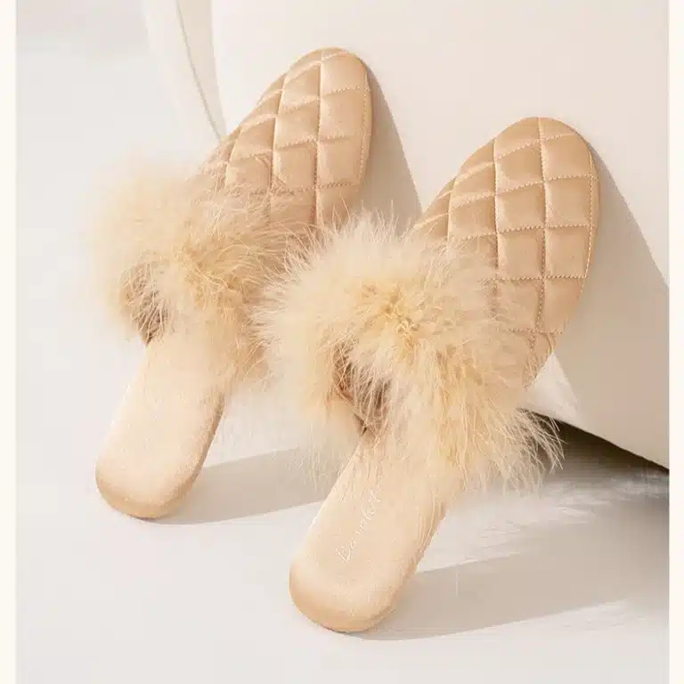 Pantoufles d'intérieur de Style chinois pour femmes, haut de gamme, plumes de dinde décorées, Satin brillant, silencieux, pantoufles chaudes pour la maison, nouvelle collection 2