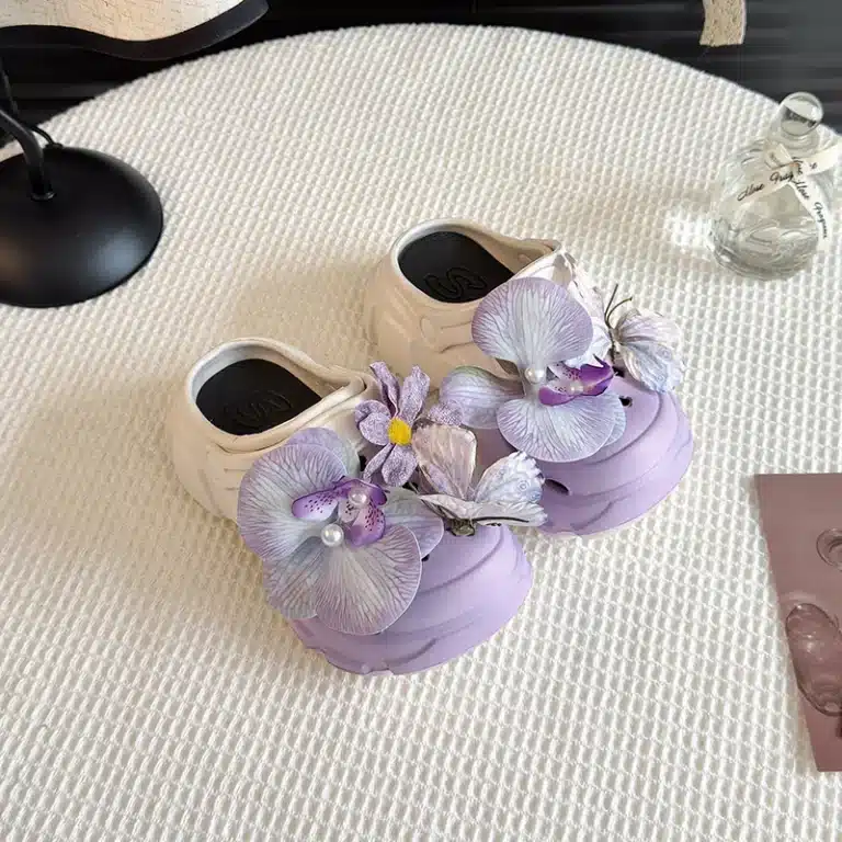 Crocs Bicolores Avec Fleurs Et Papillon 1
