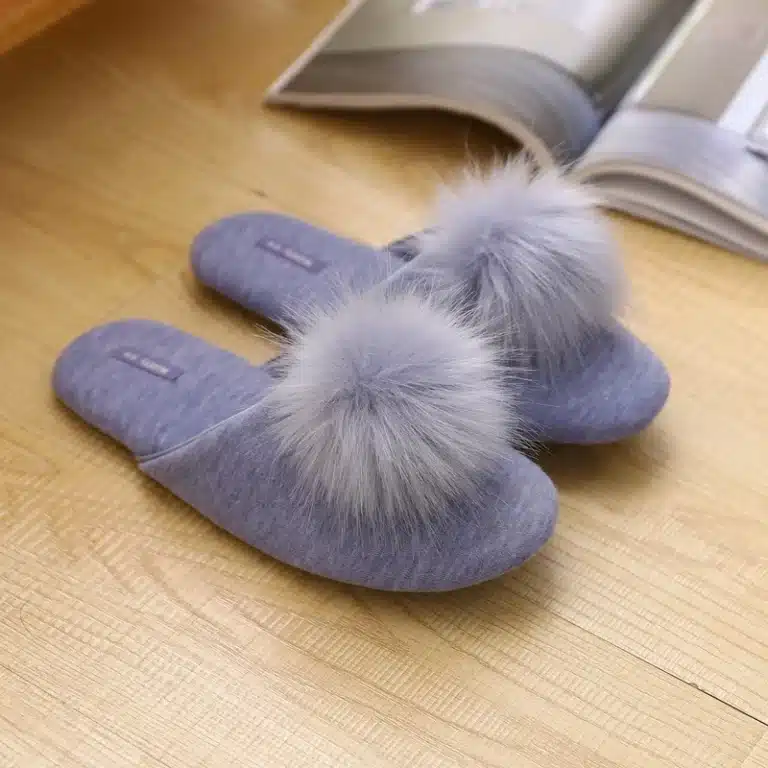 Pantoufles Pompon Peluche 1