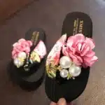 Tongs Noires Antidérapantes Avec Perles Et Fleurs 4