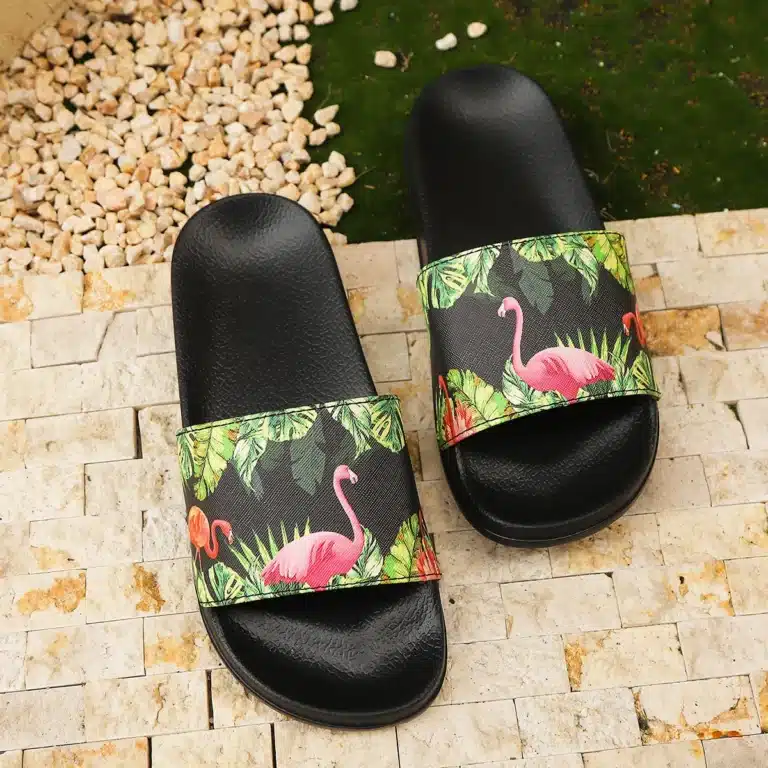 Claquettes Noires Flamant Rose 1